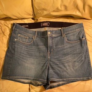 Torrid bombshell skinny Jean shorts size 26